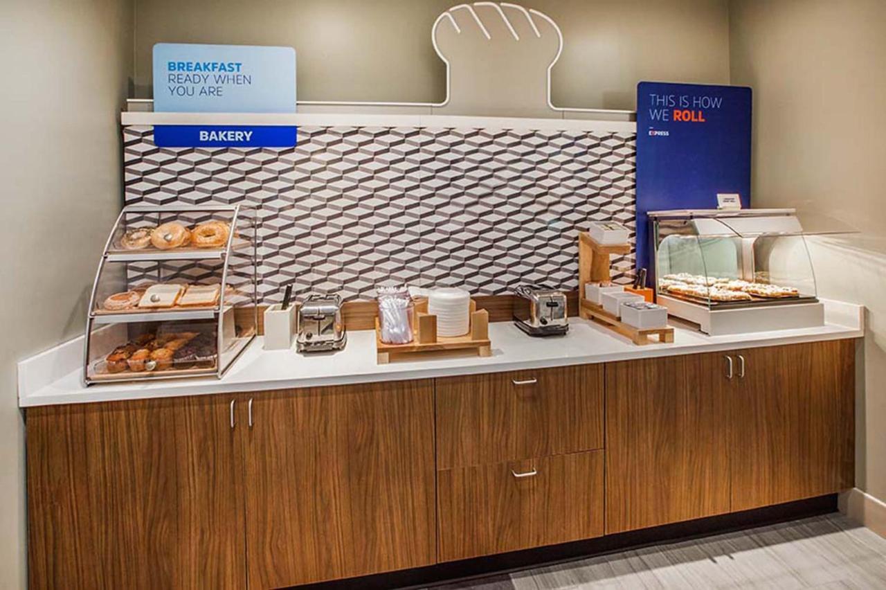 Holiday Inn Express Burlington By Ihg Exterior foto